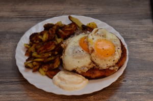 Jägerschnitzel, Bratkartoffeln, Bratschen, Spiegelei