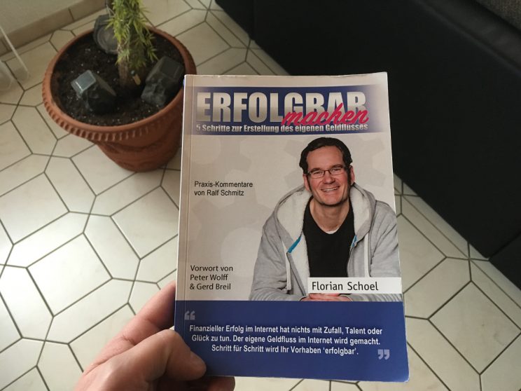 Tom bloggt seinen Alltag, frei leben, auf Reisen Geld verdienen im Internet